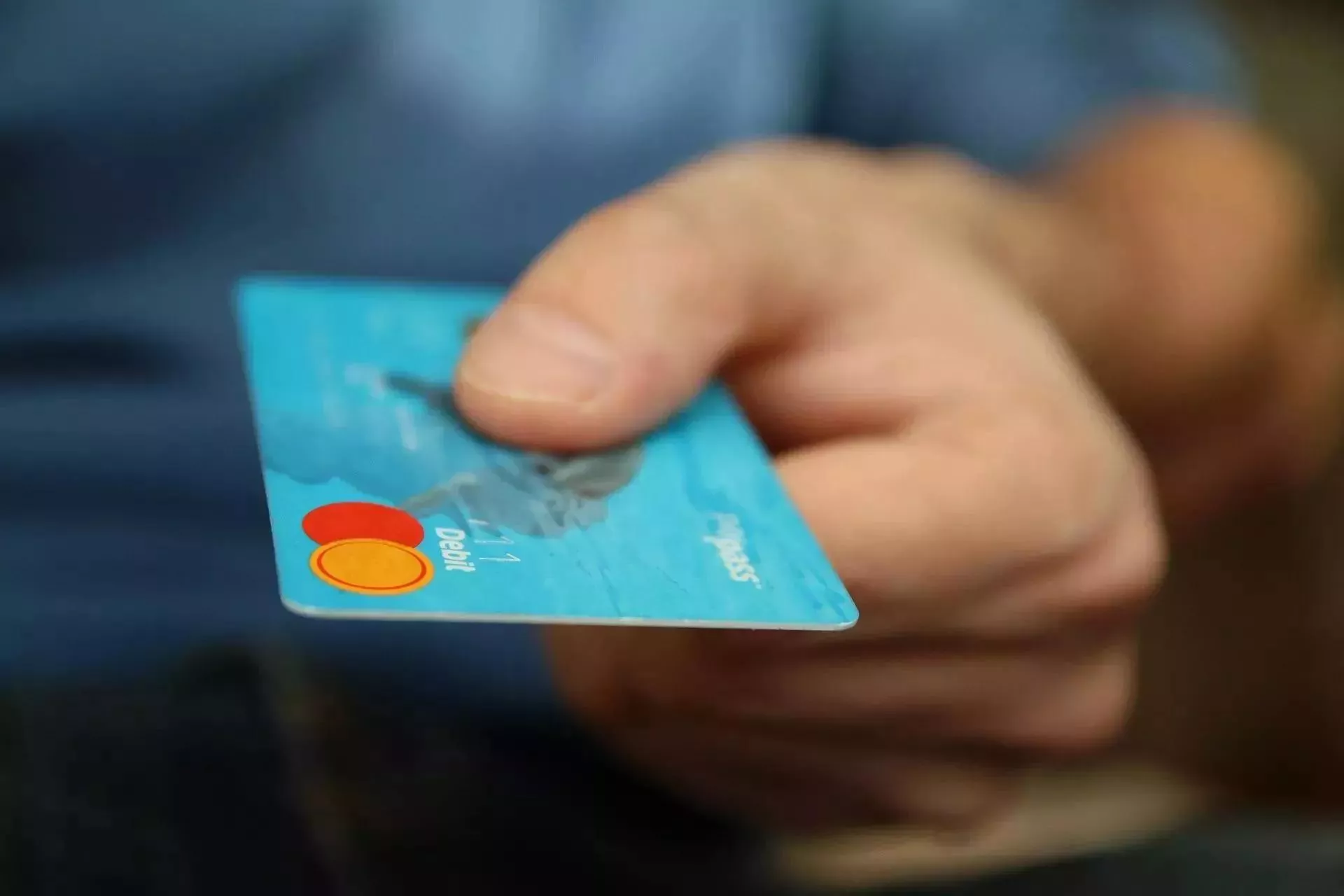 Kreditkarte beim Bezahlvorgang