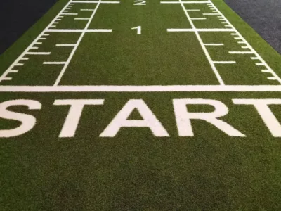 Ein Fußballfeld mit dem Wort Start während der Anmeldung.