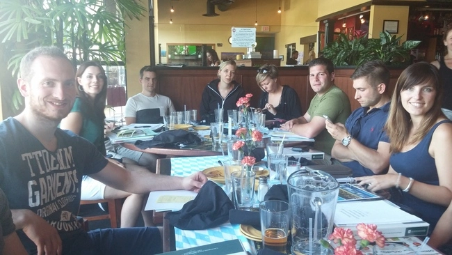 Gruppenfoto im Restaurant beim AKAD California Campus Program 2016