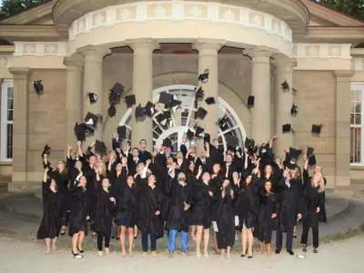 AKAD-Absolventen werfen ihre Hüte in die Luft