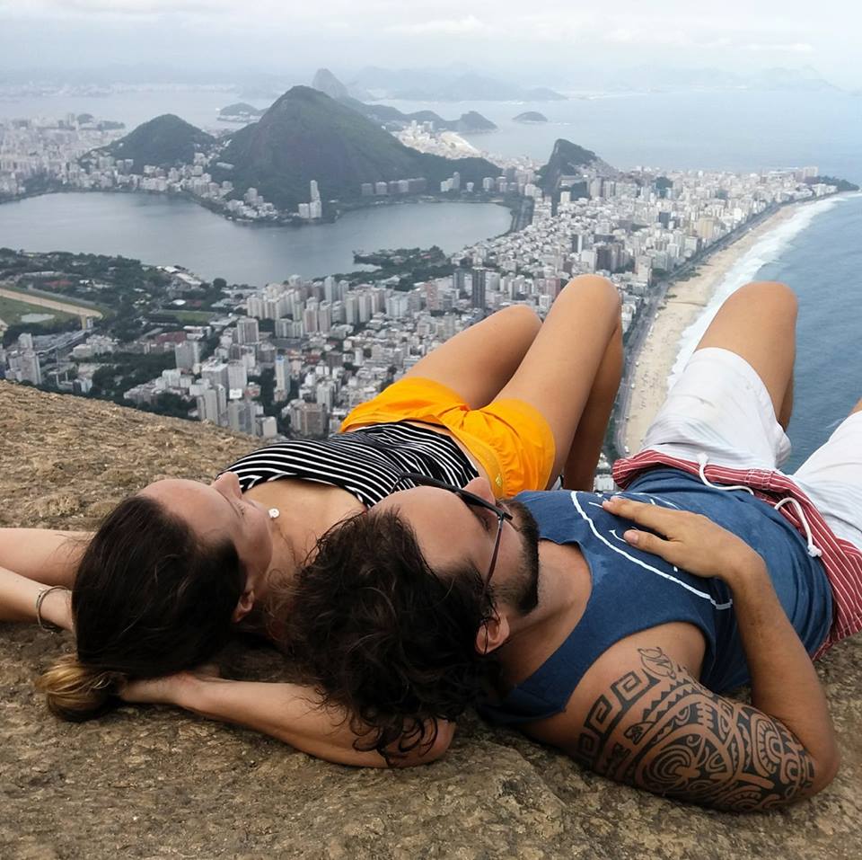 Nico Loderer und eine Frau liegen auf dem Berg vor Rio