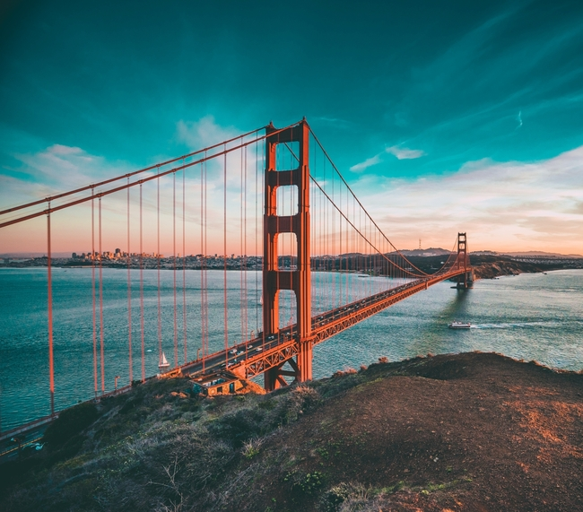 Ein Blick auf die Golden Gate Bridge bei Sonnenuntergang.