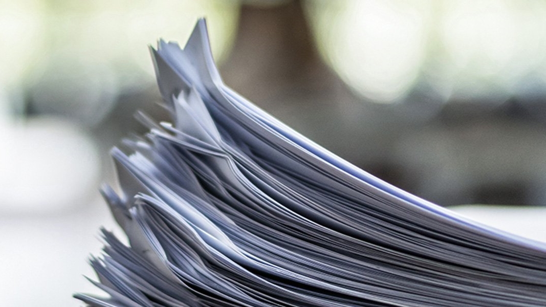 ein Stapel Prüfungen der AKAD-Papiere, der auf einem Tisch liegt.