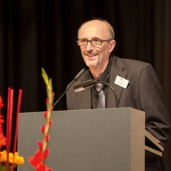 Prof. Dr. Torsten Bügner hält eine Rede bei der AKAD Connect-Veranstaltung.