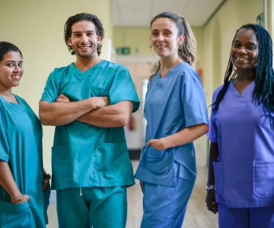 Eine Gruppe von Ärzt:innen im Krankenhaus