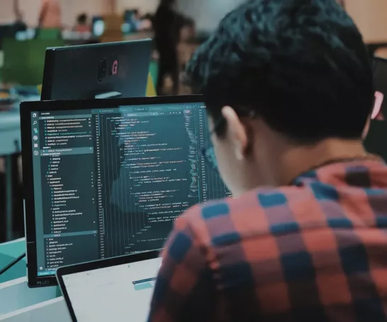 Ein Mann sitzt vor einem Laptop.