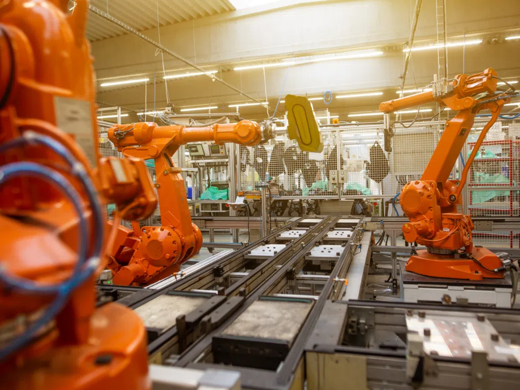 eine Fabrik voller orangefarbener Maschinen.