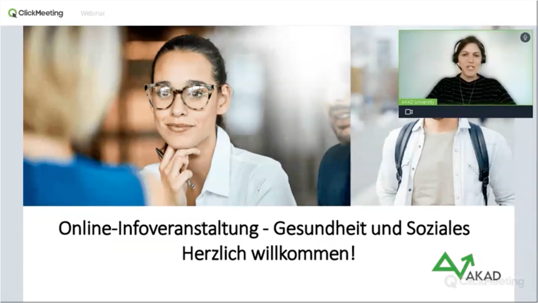 Eine Frau mit Brille spricht mit einer anderen Frau.