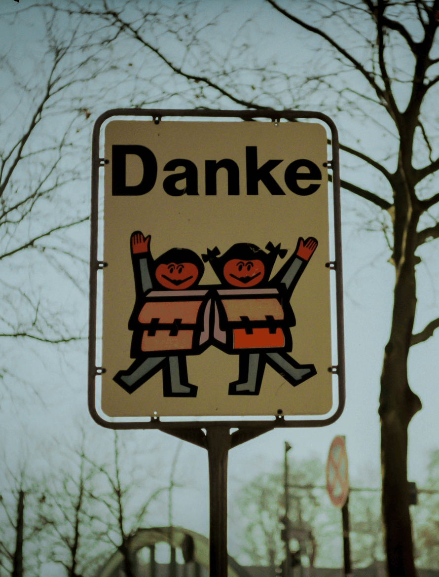 ein Straßenschild mit einem Bild von zwei Kindern darauf.