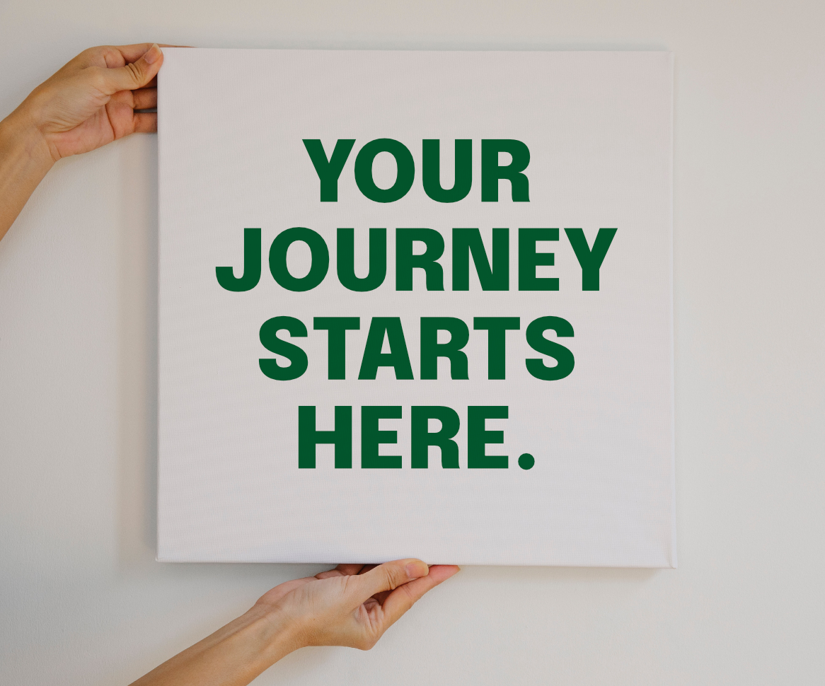 Your journey starts here in grün auf weißer Leinwand geschrieben