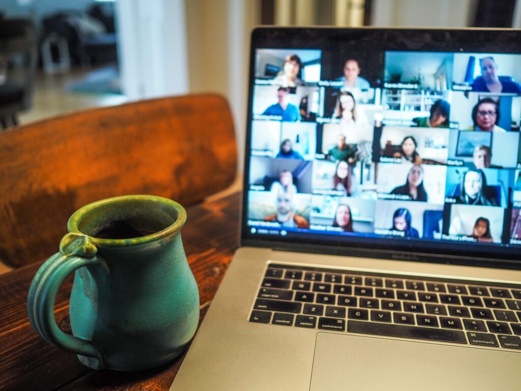 Laptop der gerade an einem Video-Call teilnimmt