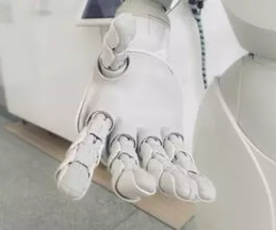 Eine Roboterhand ist an einer Toilette befestigt.