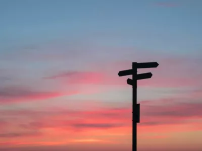 Wegweiserschild vor Sonnenuntergang