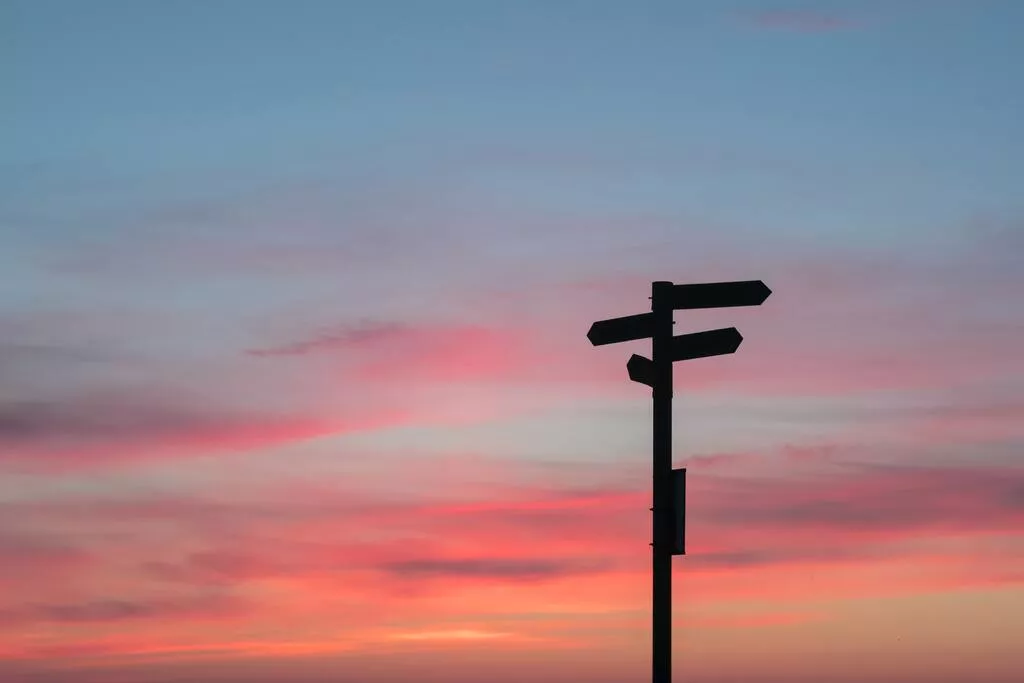 Wegweiserschild vor Sonnenuntergang