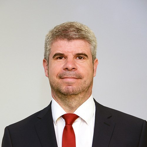 Bernd Müller-Hepp in Anzug und Krawatte