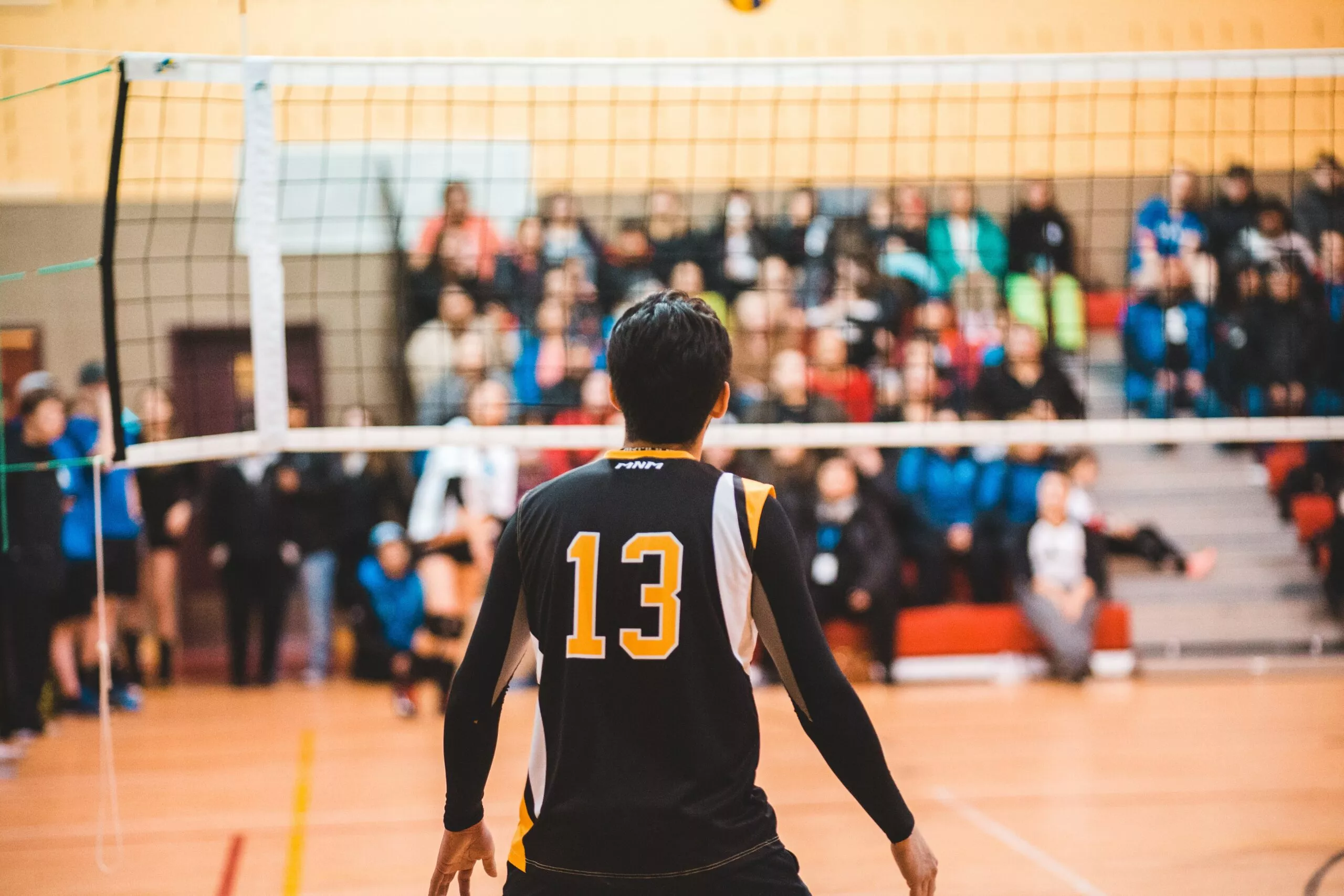 Stefan Thiel mit der Nr. 13 auf dem Volleyball-Feld