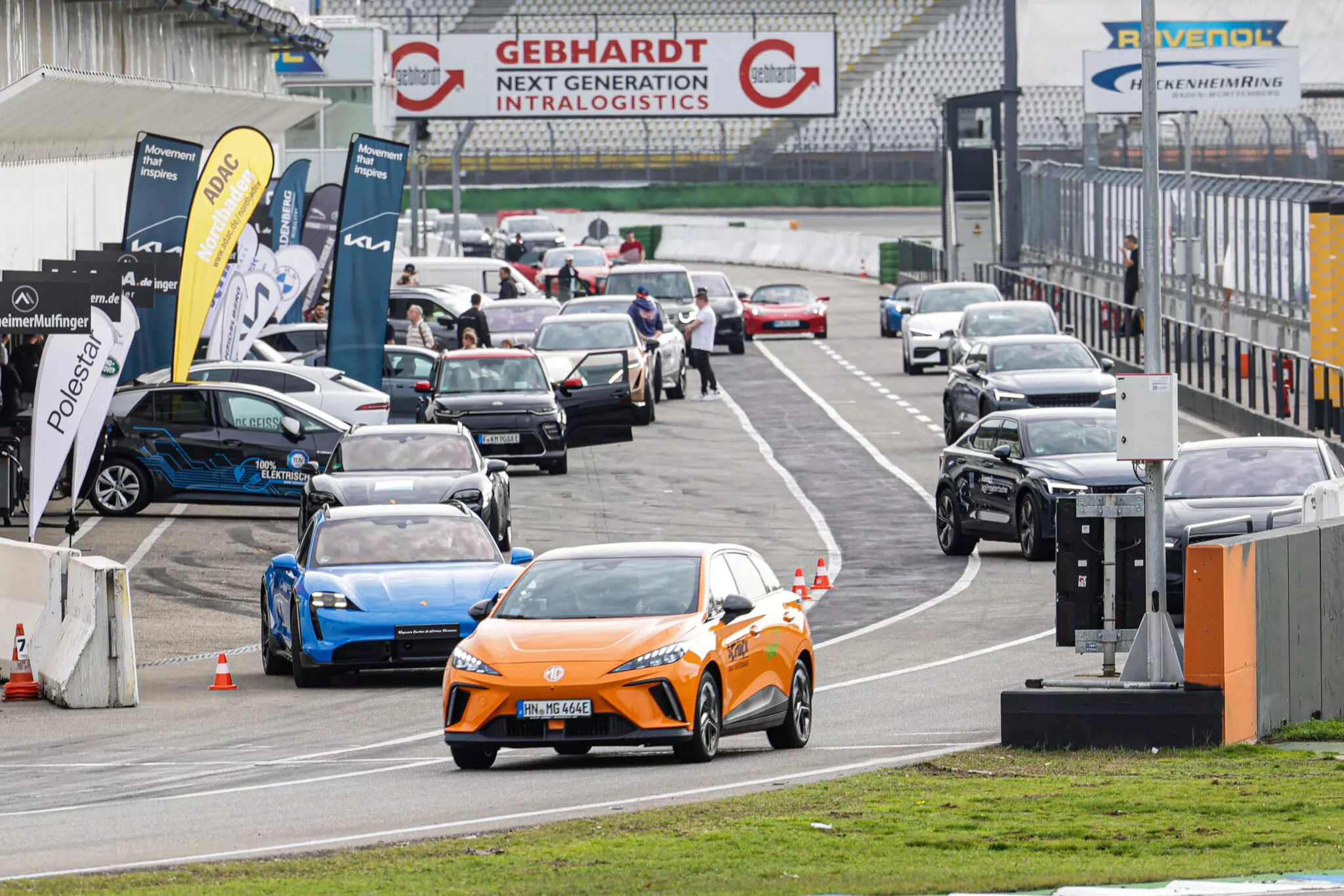 Eine Fahrzeugflotte rast über die Rennstrecke des E4 Festivals.