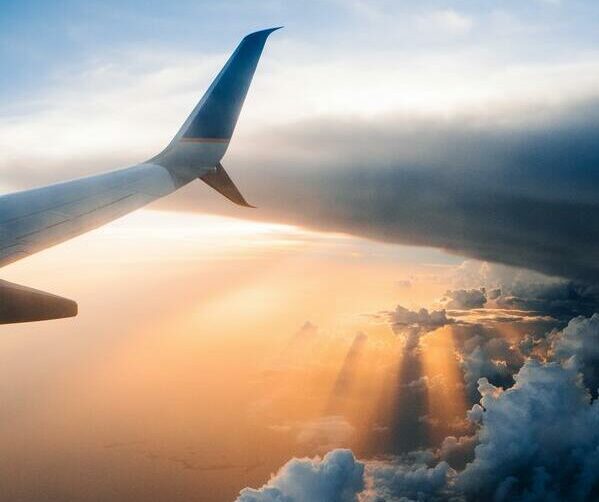Blick aus dem Flugzeug in die Wolken und den Sonnenuntergang