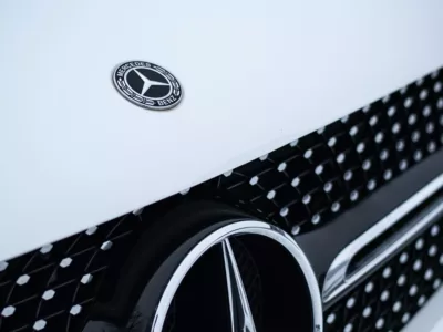 Eine Nahaufnahme eines Mercedes-Logos auf einem Auto.