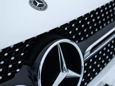 Eine Nahaufnahme eines Mercedes-Logos auf einem Auto.