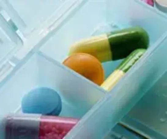 Verschiedene bunte Tabletten in einer Box