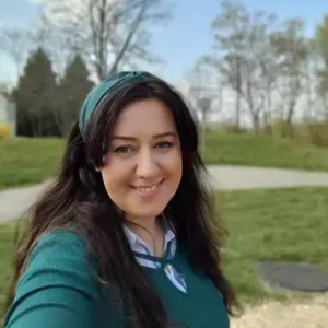 Jana Albazimacht ein Selfie mit ihrem Handy