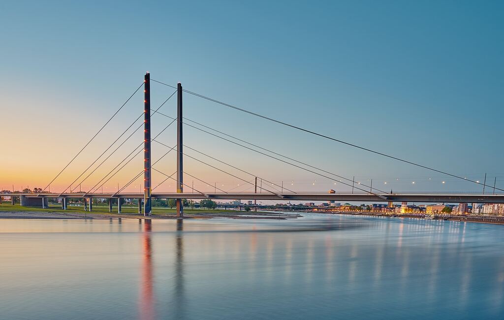 Rhein-Knie-Brücke in Düsseldorf bei Sonnenuntergang