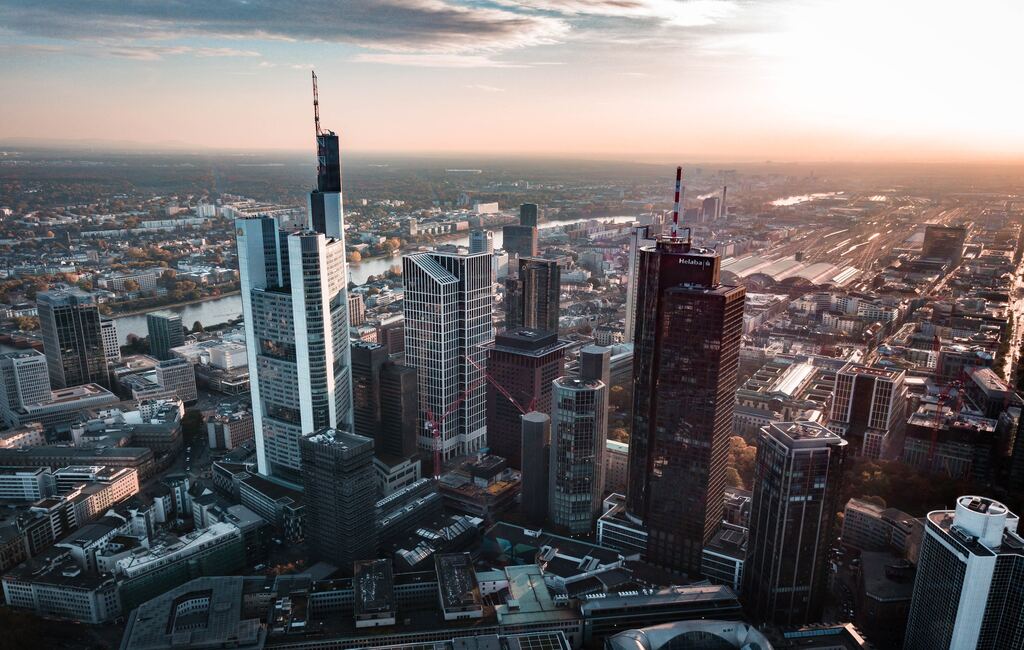 eine Luftaufnahme einer Stadt mit hohen Gebäuden.