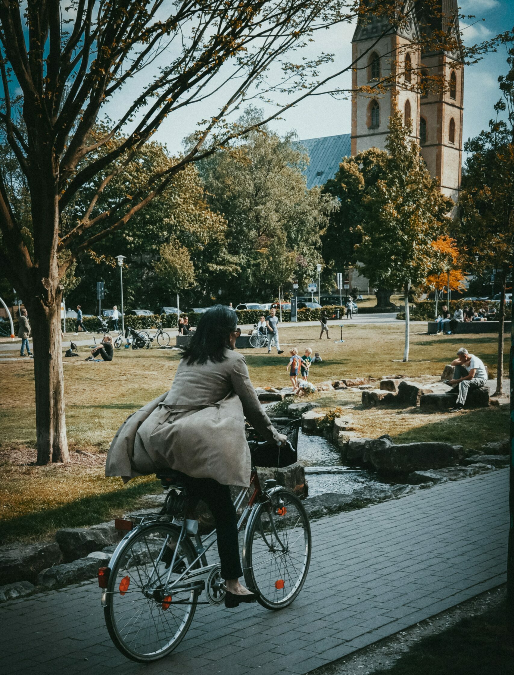 Eine Person, die in einem Park Fahrrad fährt.