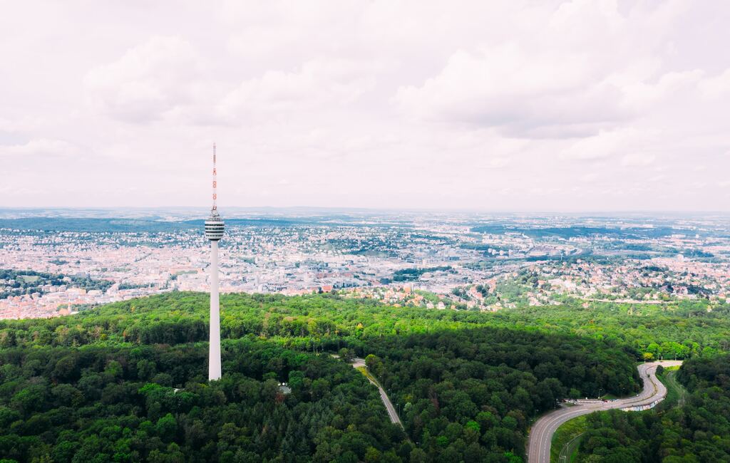 eine Luftaufnahme einer Stadt mit einem Funkturm.