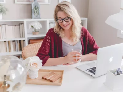 Studentin, die von zu Hause aus mit Laptop lernt