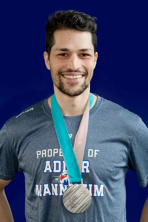 Sinan Akdag mit der Silbermedaille um den Hals