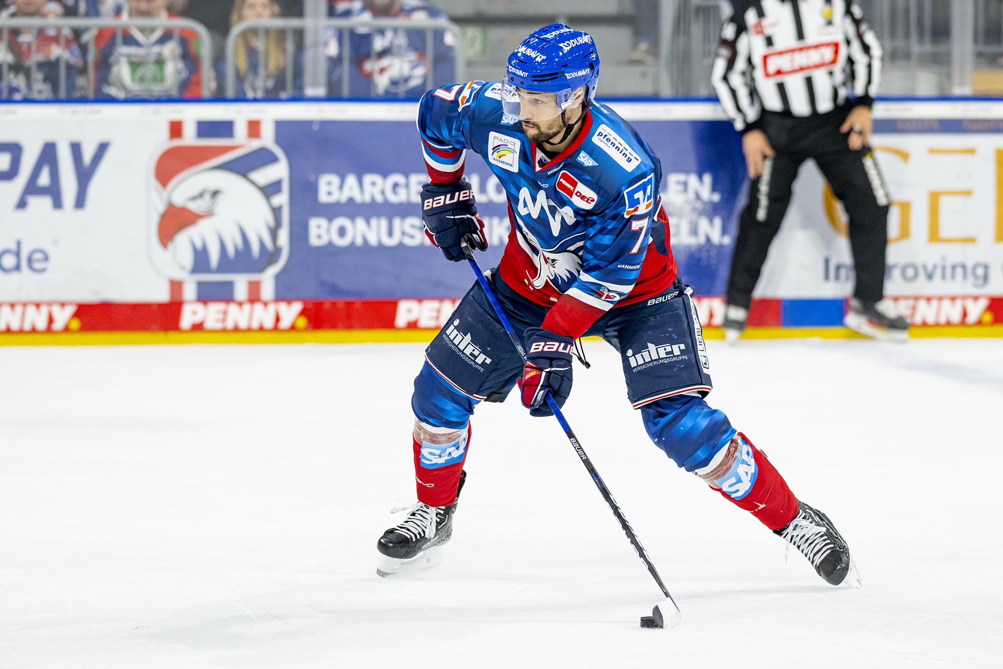 Sinan Akdag im Ice Hockey Trikot beim Spiel Adler Mannheim vs. Loewen Frankfurt