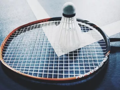 Badmintonschläger, auf dem ein Federball liegt