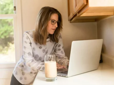 Eine Frau lernt am Laptop in der Küche