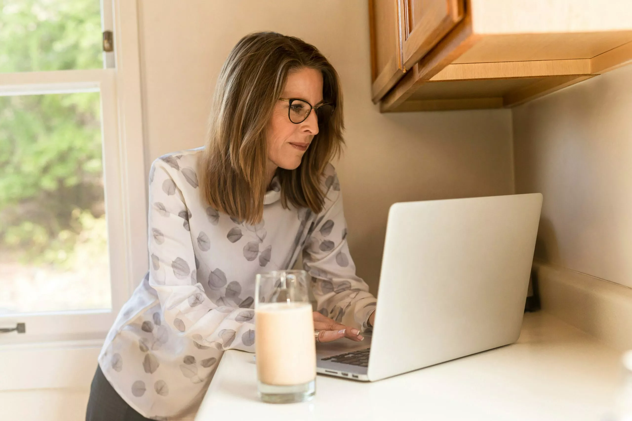 Eine Frau lernt am Laptop in der Küche