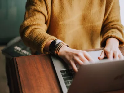 Eine Frau arbeitet am Laptop