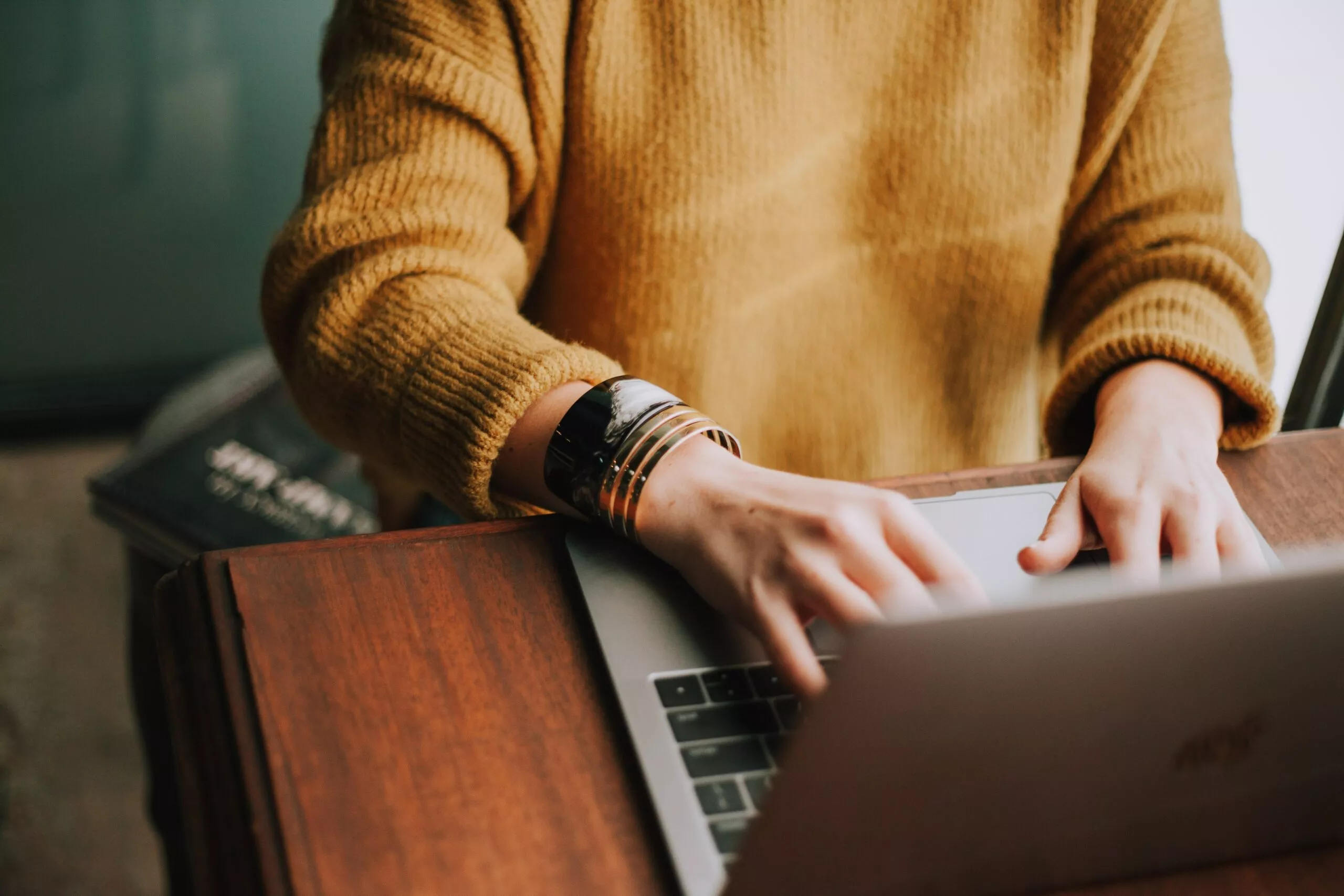 Eine Frau arbeitet am Laptop