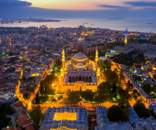 Abendliches Stadtpanorama der Süleymaniye-Moschee