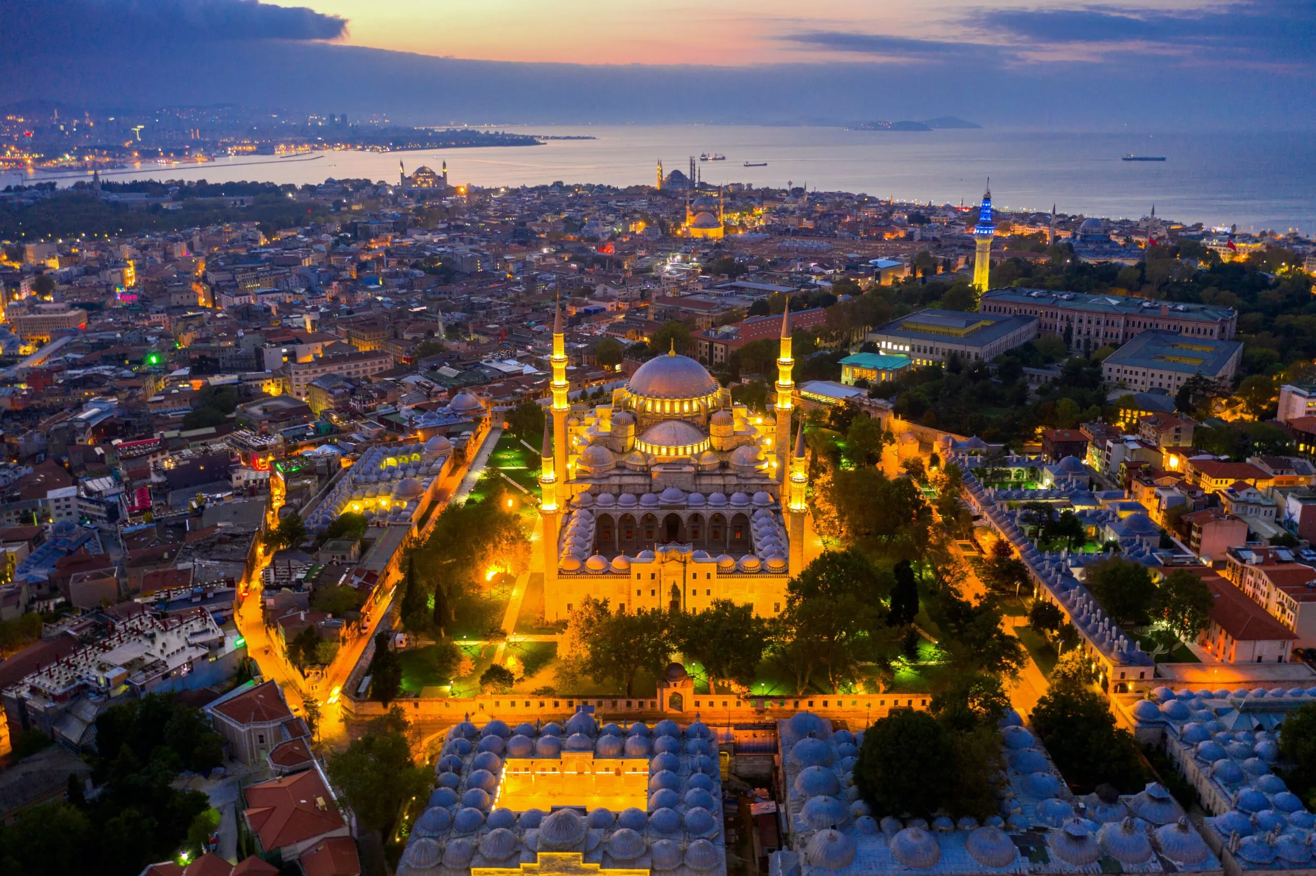 Abendliches Stadtpanorama der Süleymaniye-Moschee