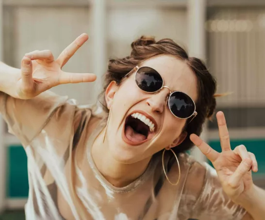 Junge Frau mit Sonnenbrille