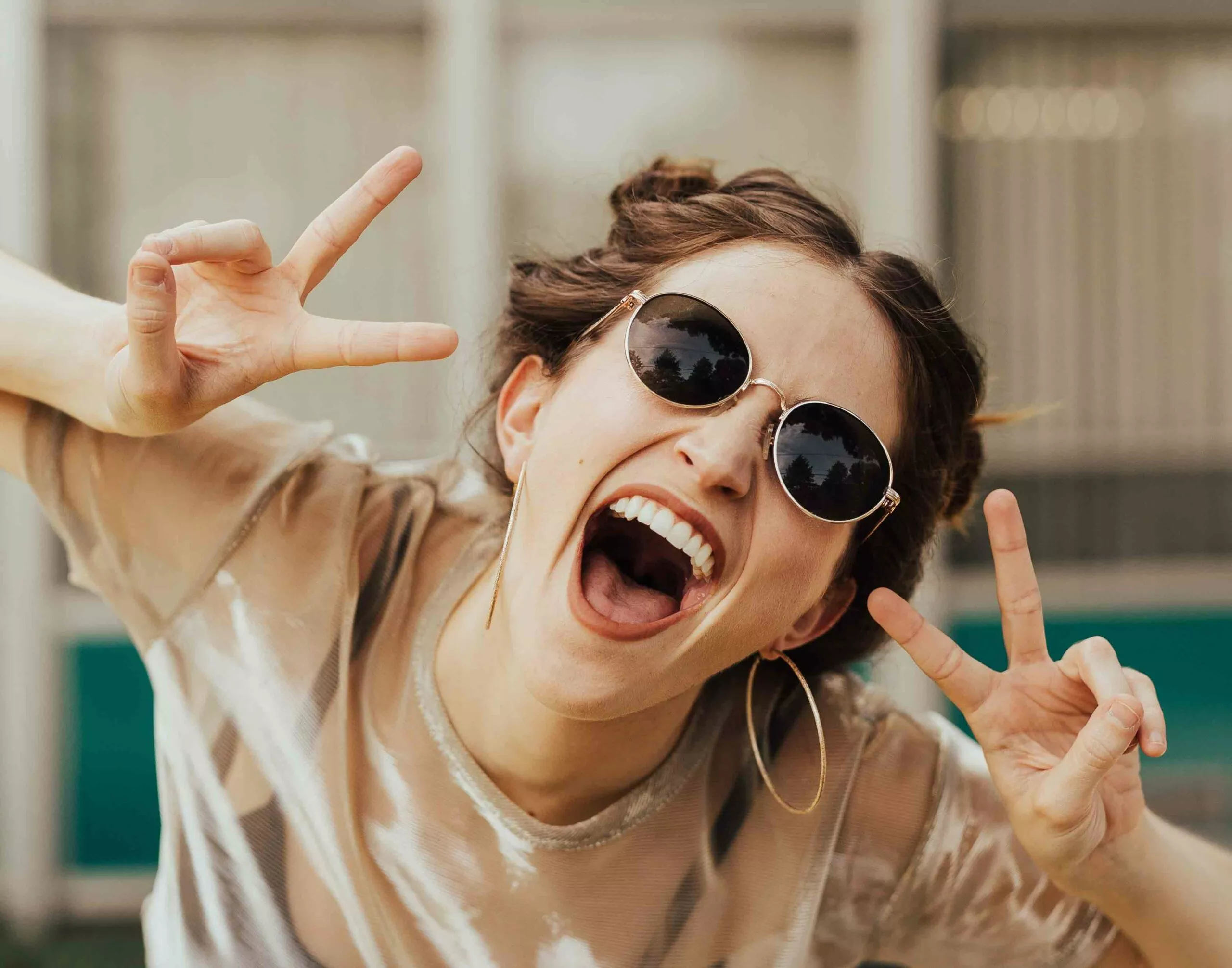 Junge Frau mit Sonnenbrille