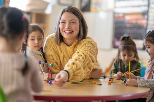 Kindergartenkinder mit ihrer Lehrerin.