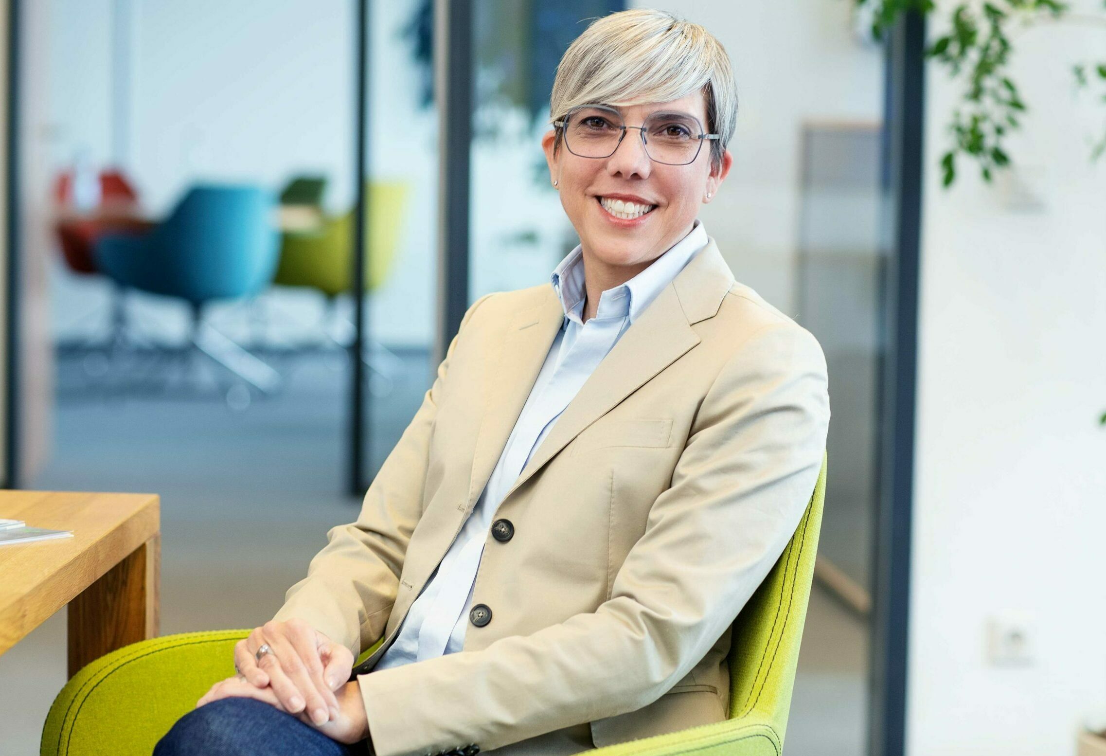Die AKAD Geschäftsführerin Florence Hausemann sitzt auf einem Stuhl