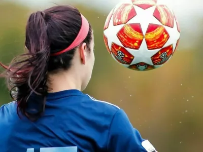 Frau spielt Fußball