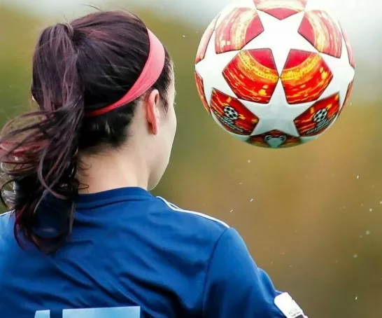 Frau spielt Fußball