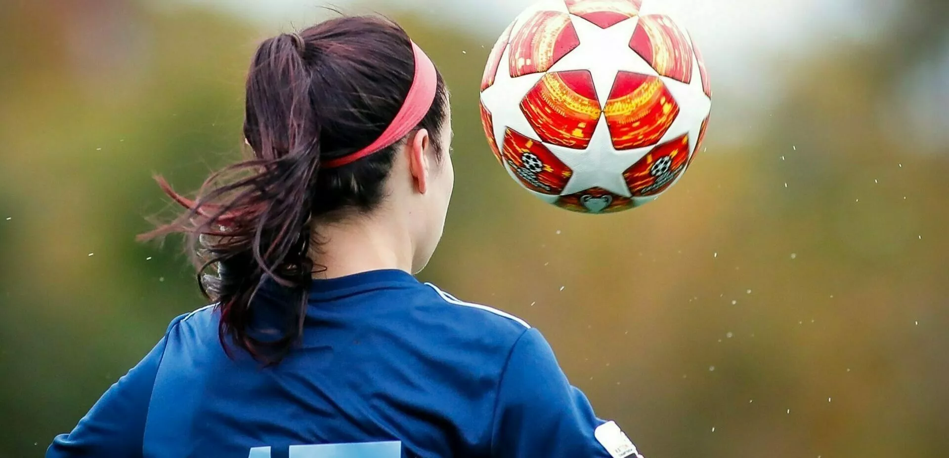 Frau spielt Fußball