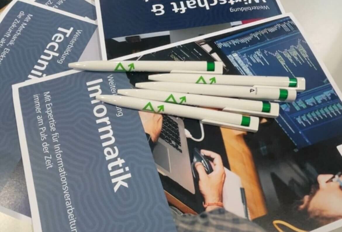 Messe Materialien der AKAD University, Stifte und Broschüren