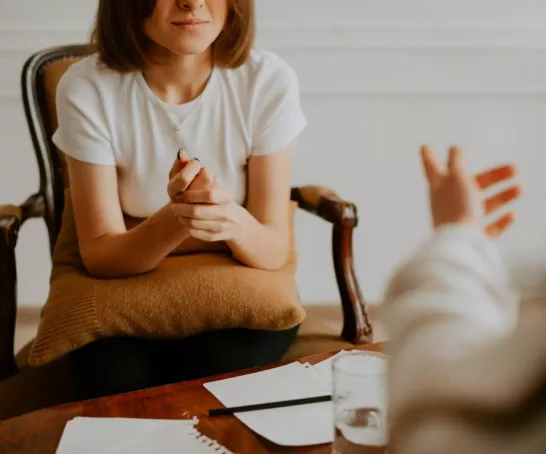 Psychologin sitzt in einem Stuhl in ihrem Büro