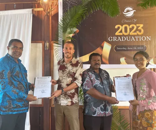 Jonas Müller und Kollegen bei der Zeugnisübergabe 2023